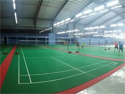 Anti-glare lighting for badminton court